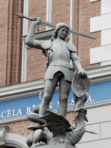 Escultura na entrada da House of the Blackheads (Casa dos Cabeças-pretas), em Riga, na Letônia