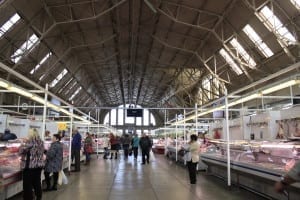 Galpão do Mercado Central de Riga, na Letônia, onde é possível comprar vários tipos de carnes