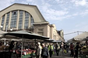 Feira no Mercado Central de Riga, na Letônia