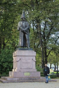 Estátua no parque de Riga, na Letônia