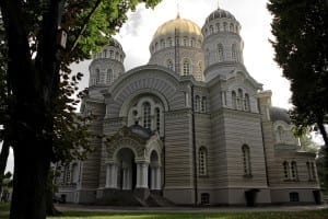 Fundos da Nativity Cathedral em Riga, na Letônia