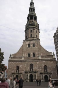Fachada da St. Peter's Church, em Riga, na Letônia
