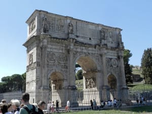Arco do Triunfo no Coliseu, em Roma, Itália