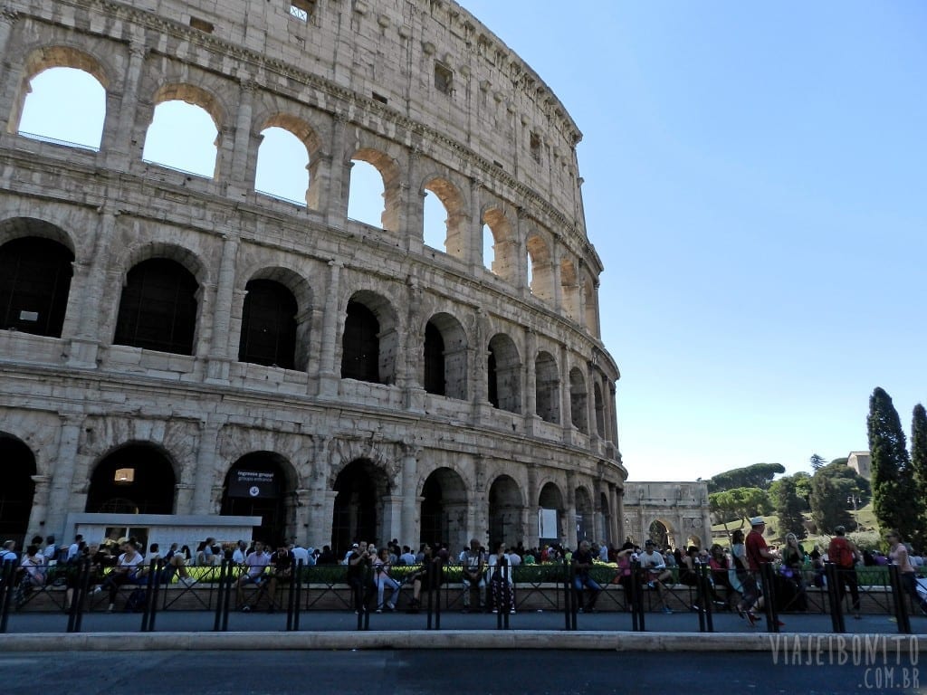Vista do Coliseu logo na saída da estação de metrô, em Roma, na Itália