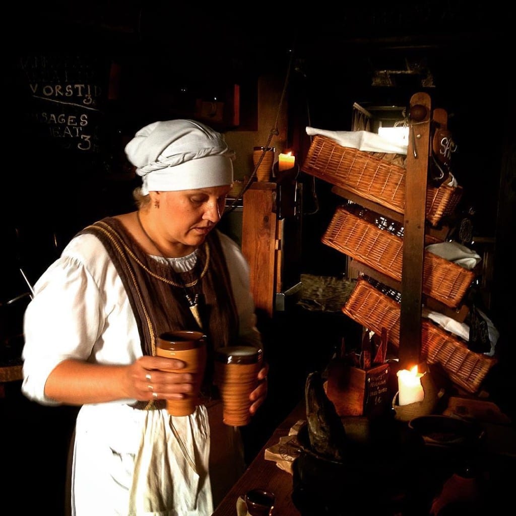 Atendente caracterizada com roupas da Idade Média, no III Draakon, restaurante medieval em Tallinn, na Estônia