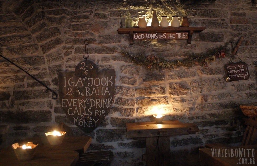 No restaurante medieval III Draakon, em Tallinn, o cliente faz uma viagem no tempo