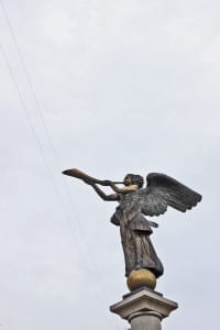 A estátua do Arcanjo Gabriel está na praça central e é o símbolo de Uzupis