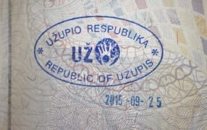 Não precisa de visto para entrar, mas é possível carimbar o passaporte de graça em Uzupis, Vilnius, Lituânia