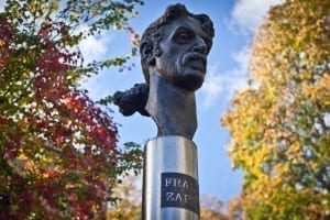 A estátua de Frank Zappa substituiu a de Lenin após Uzupis se declarar independente