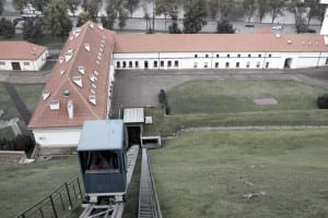 Funicular utilizado para o transporte dos visitantes da Gediminas Tower, Vilnius, Lituânia