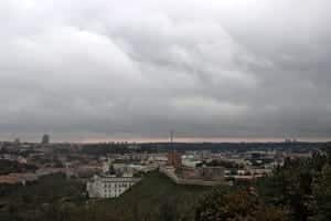 Gediminas Tower e a cidade de Vilnius vistas de Three Crosses, Lituânia