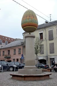 Monumento com um ovo decorado em Vilnius, Lituânia