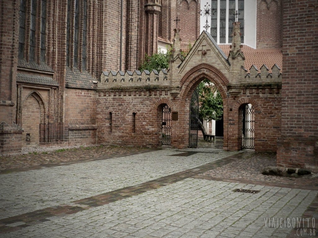 Entrada dos fundos da St. Anne's Church, Vilnius, Lituânia