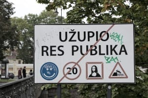 Placa na entrada de Užupis, Vilnius, Lituânia