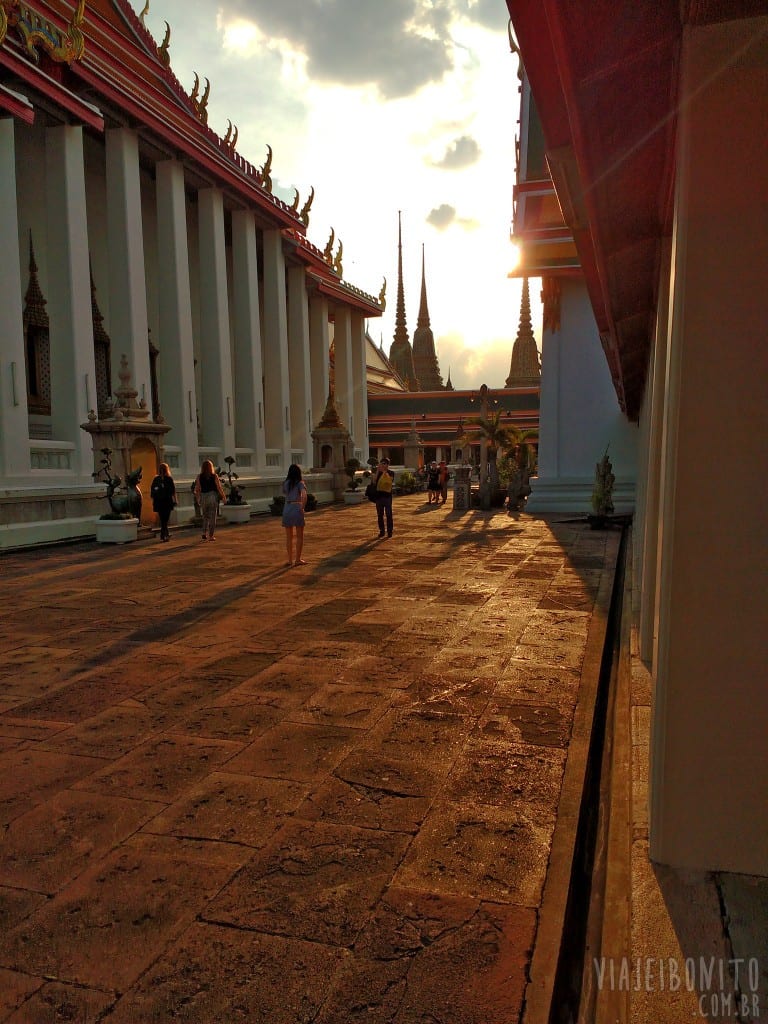 Pôr do sol em Wat Pho, em Bangkok, Tailândia