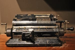A calculadora utilizada por Henrique Kremer está exposta na Sala do Mestre, na Cervejaria Bohemia, em Petrópolis