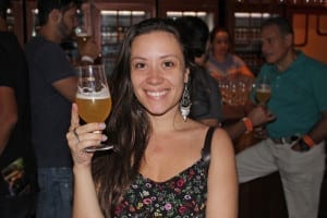 Gisele degustando a cerveja Bela Rosa na Cervejaria Bohemia, em Petrópolis