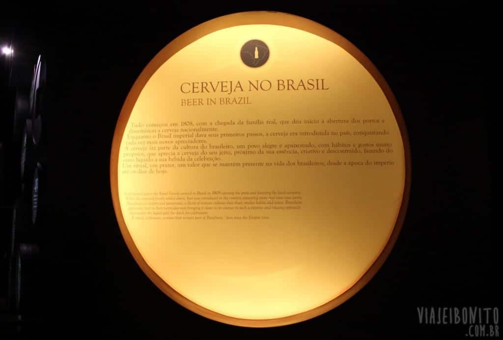 A história da cerveja no Brasil mostrada em um painel na Cervejaria Bohemia, em Petrópolis