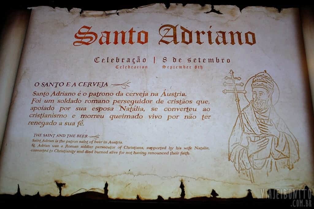 Adriano ficou muito feliz que alguém com o nome igual ao dele foi um Santo Cervejeiro. Painel da Cervejaria Bohemia, em Petrópolis.