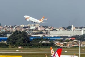 Avião decolando do Aeroporto de Guarulhos