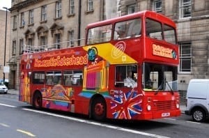 Ônibus Hop-On Hop-Off pelas ruas de Newcastle