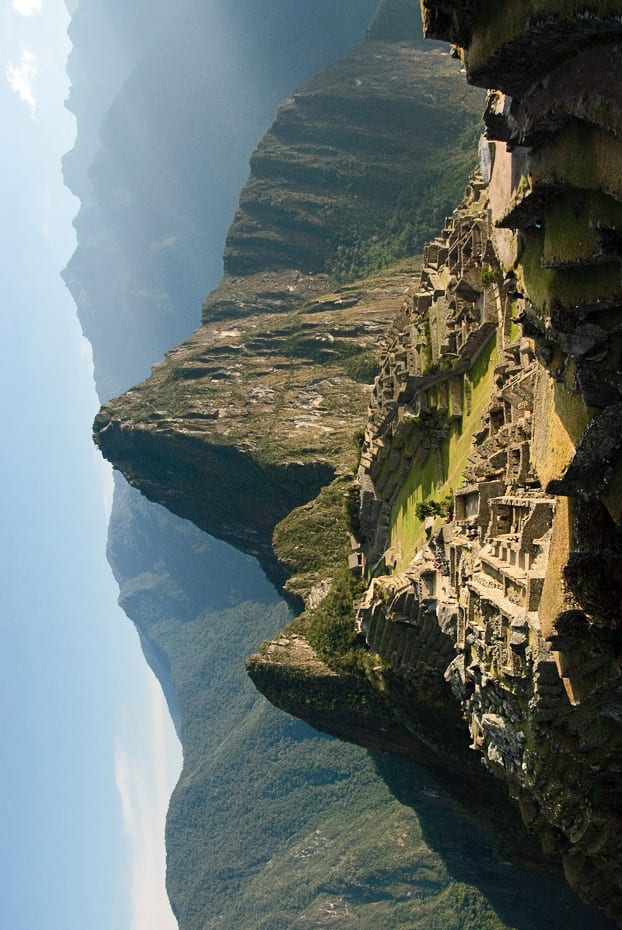 No contraste entre as luzes e sombras nas montanhas, é possível ver um rosto perfeito, com a cavidade do olho, o nariz, a boca e o queixo. Foto invertida de Machu Picchu, no Peru.