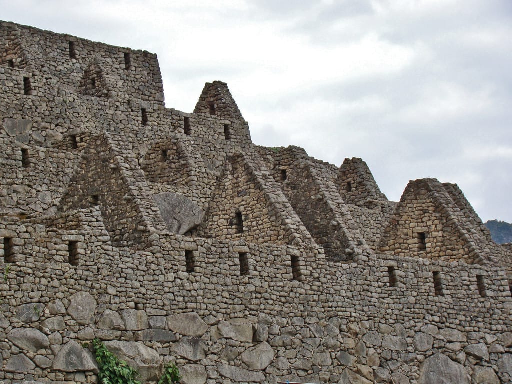 Acllahuasi é o conjunto habitacional onde moravam as mulheres escolhidas para tecer as roupas do imperador, preparar os alimentos e cuidar das cerimônias sagradas. Elas também eram chamadas de "Virgens do Sol". Em Machu Picchu, Peru.