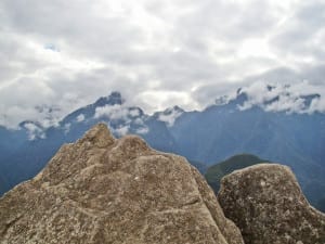 As rochas imitam o formato das montanhas em Machu Picchu, Peru