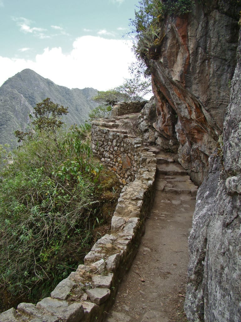 Trilha que leva até a Ponte Inca, em Machu Picchu, Peru