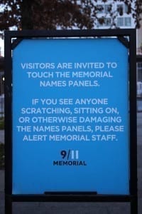 Placa de alerta nos arredores do 9/11 Memorial, Nova York, Estados Unidos