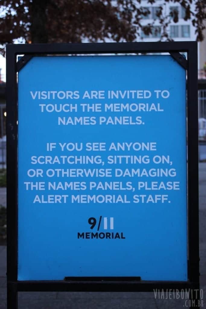 Placa de alerta nos arredores do 9/11 Memorial, Nova York, Estados Unidos