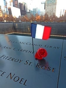 Flores e bandeirinhas da França foram colocadas nos nomes de algumas das vítimas dos atentados no World Trade Center no 9/11 Memorial, Nova York, Estados Unidos