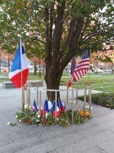Bandeiras da França e dos Estados Unidos na Árvore Sobrevivente, no 9/11 Memorial, Nova York, Estados Unidos