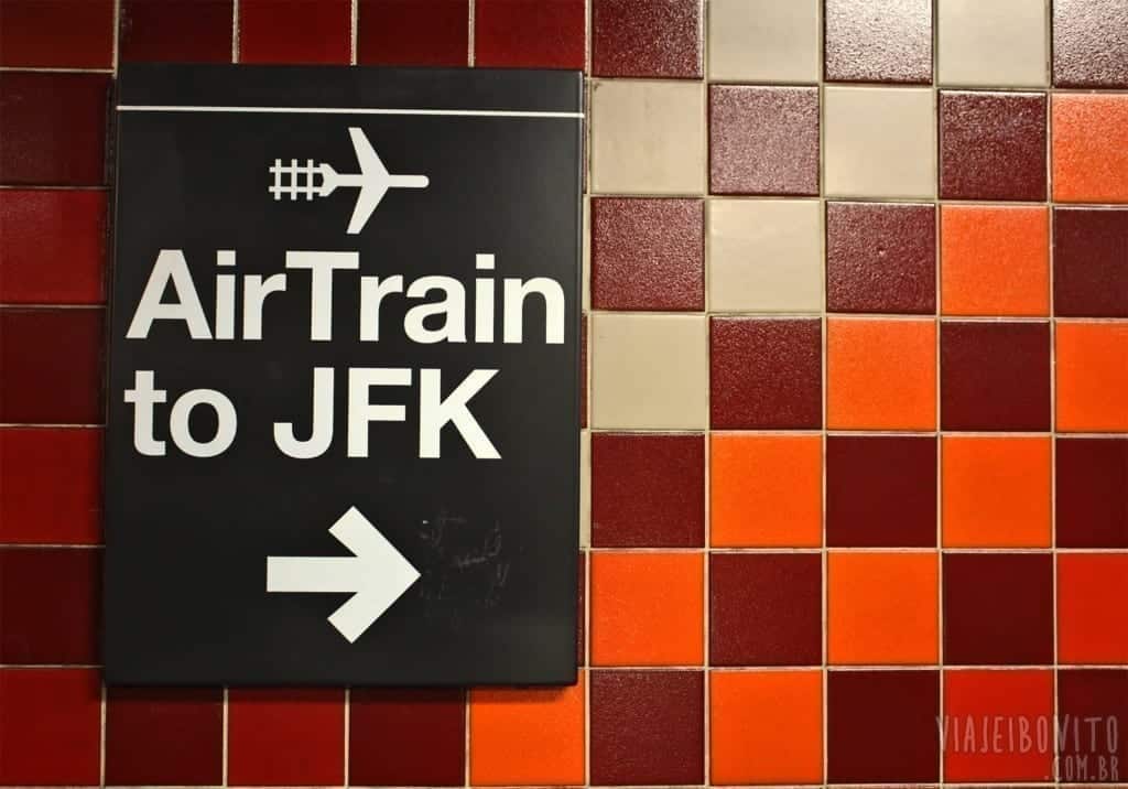 Placa do AirTrain no metrô de Nova York