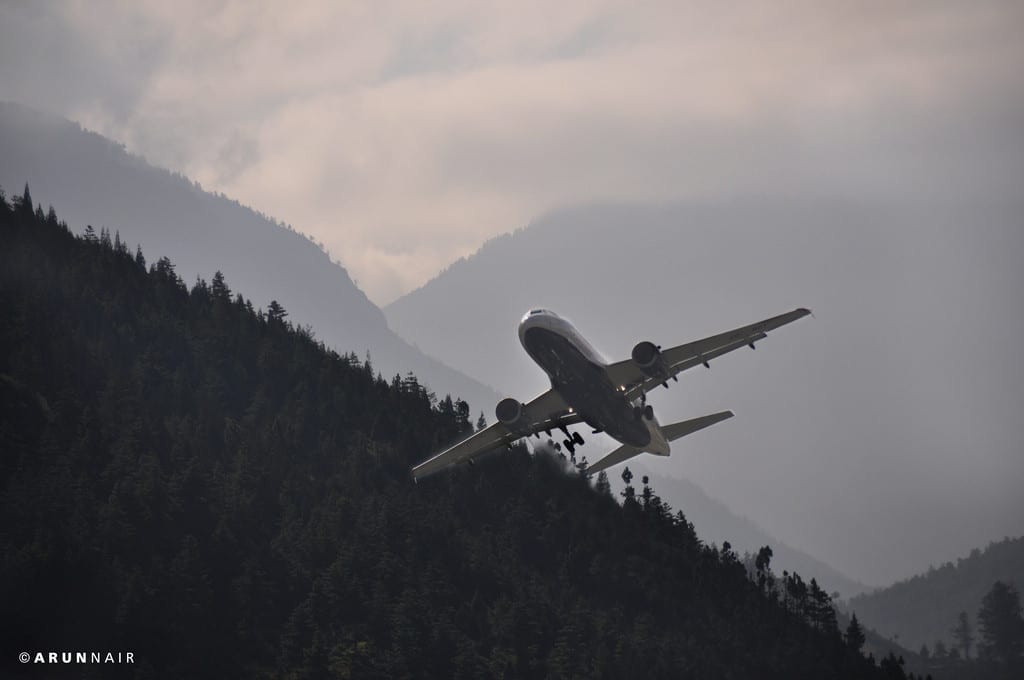 Avião decolando do aeroporto de Paro, Butão