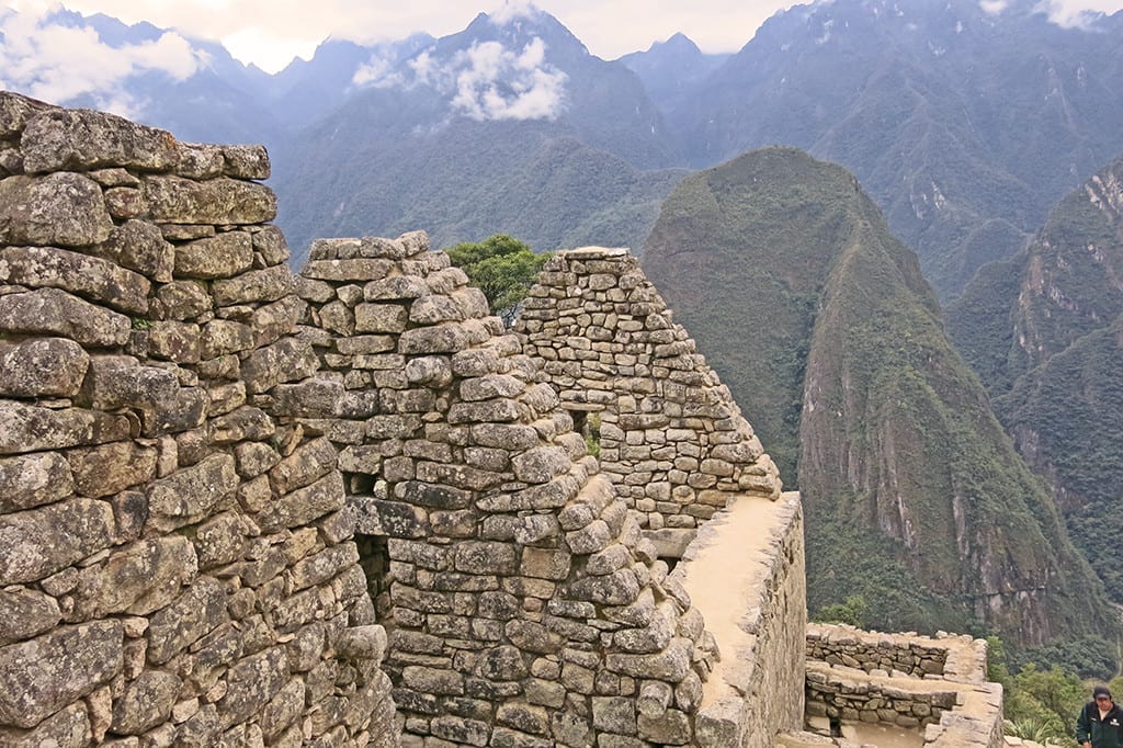 Em Machu Picchu, os telhados eram cobertos por palha e acabavam danificados com as chuvas. Por isso, hoje em dia optaram por deixá-los assim