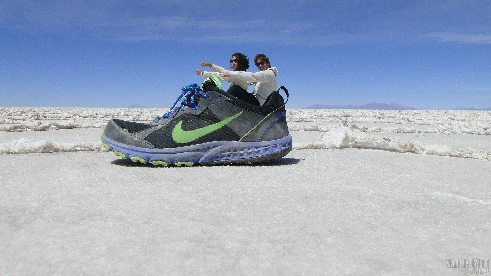 No Salar de Uyuni é possível fazer várias fotos divertidas. Leve seus próprios objetos e deixe a criatividade fluir