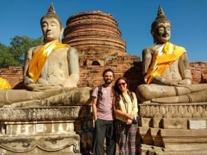 Adriano e Gisele em Ayutthaya, entre duas estátuas de Buda