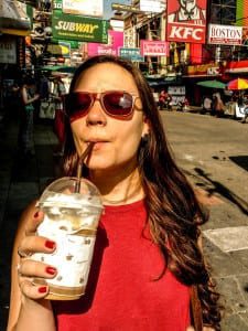 Gisele tomando um café gelado (Iced Coffee) na Khao San Road