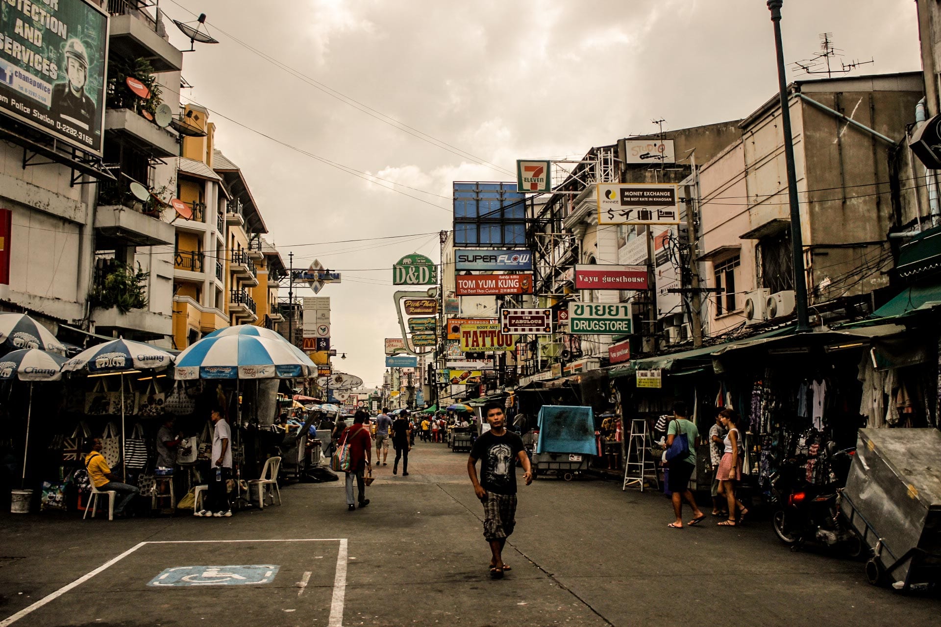 A Khao San Road em Bangkok, Tailândia, é repleta de opções de hospedagem. Quanto custa viajar pelo sudeste asiático quando se tem disposição para se hospedar em albergues