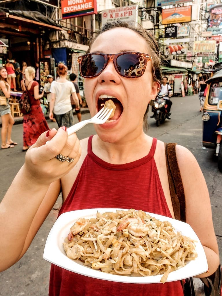 Gisele devorando um Pad Thai de camarão e frutos do mar na Khao San Road, em Bangkok.