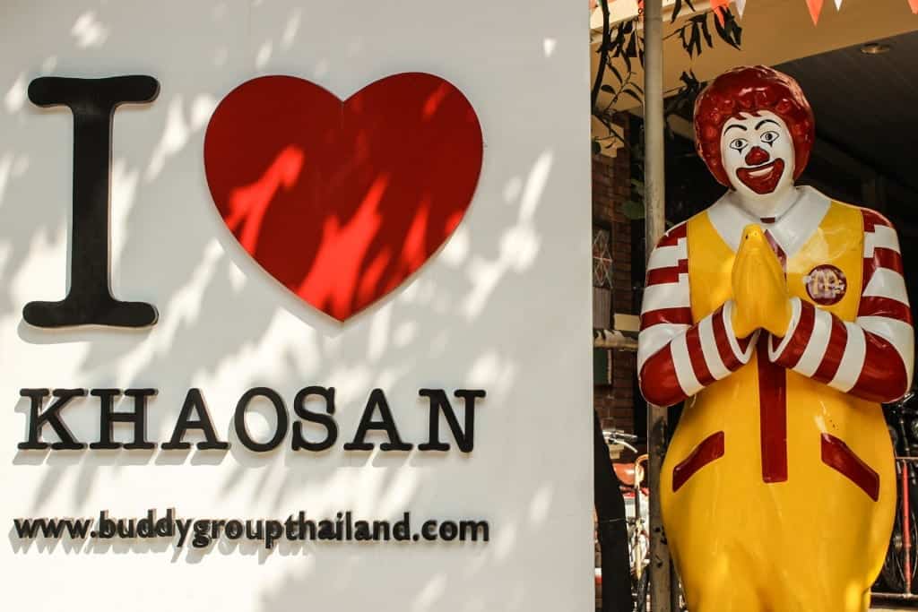 Ronald McDonald na posição "wai" de agradecimento em uma das filiais da Khao San Road, em Bangkok.