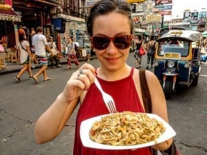 Gisele comendo um macarrão de rua na Khao San Road