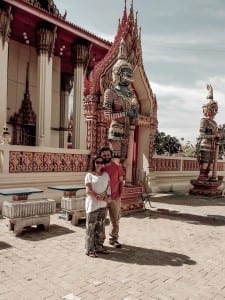 Adriano e Gisele no templo Wat Bang Phra, após recebimento da Sak Yant