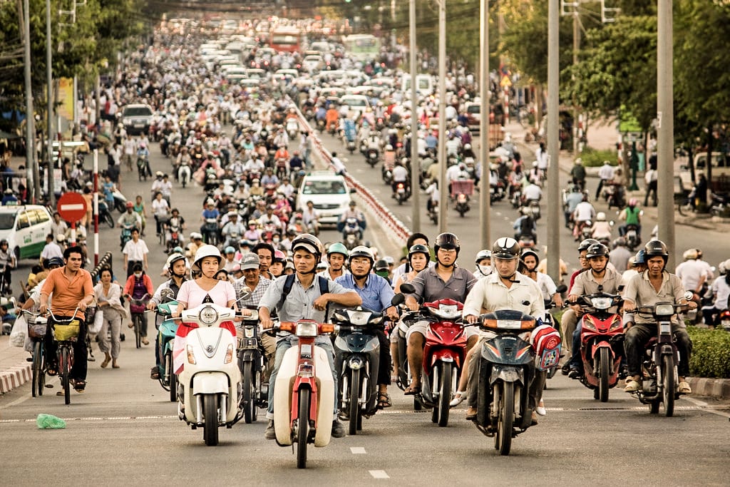Rua de Ho Chi Minh, Vietnã, tomada por motociclistas
