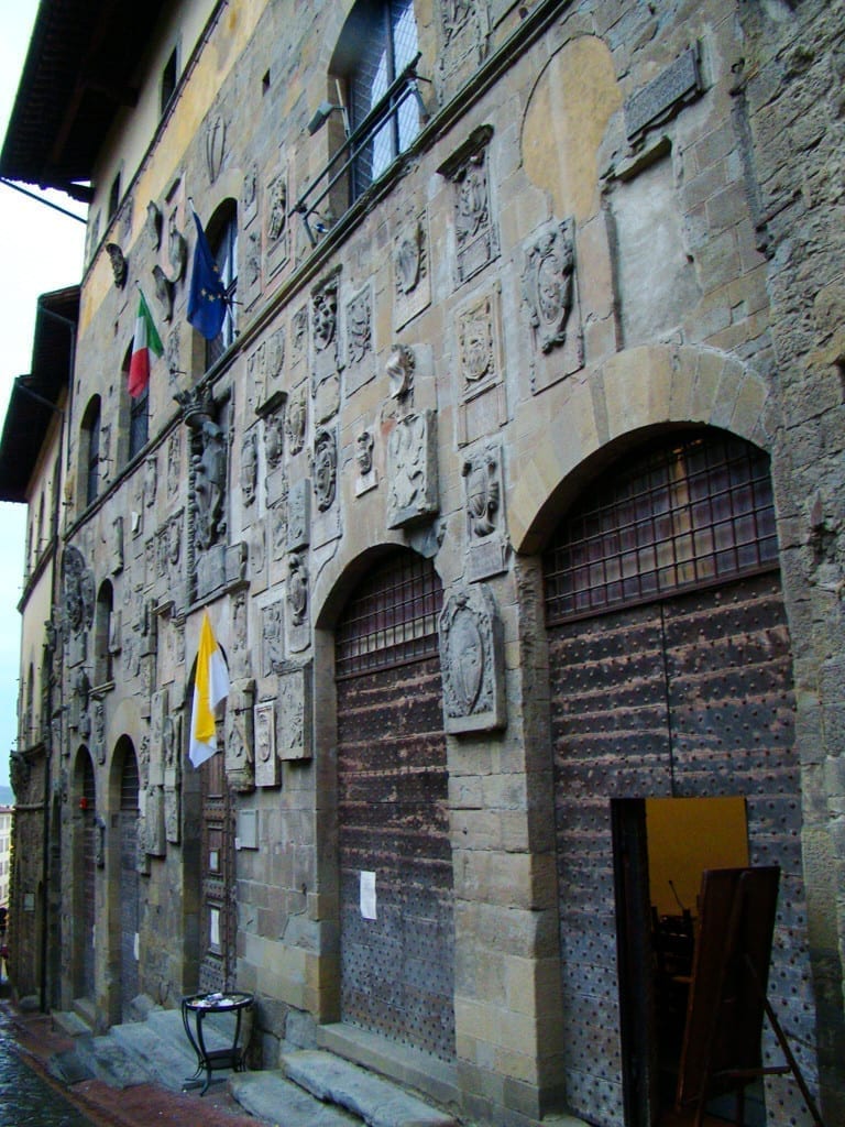 Fachada da Biblioteca Central de Arezzo com vários brasões das famílias que governaram a cidade