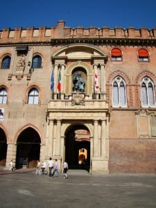 Palácios muito bem conservados fazem parte do cenário de Bologna
