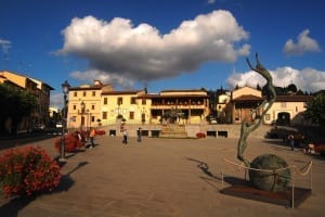 A Piazza Mino está no coração de Fiesole. É ali que os ônibus chegam de Florença