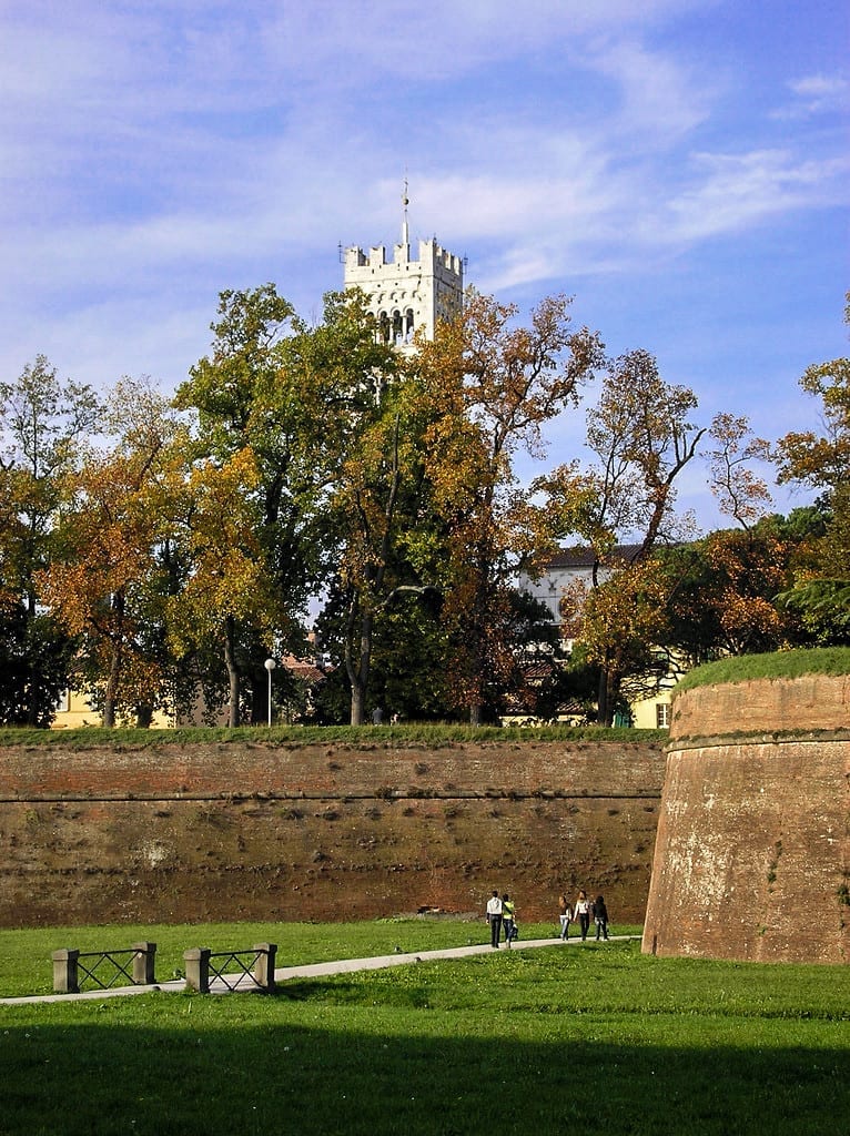 As muralhas que cercam Lucca estão intactas e é possível passear por elas