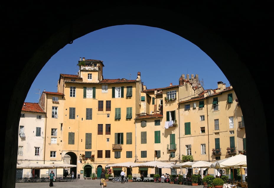 Arco na entrada da Piazza dell'Anfiteatro, em Lucca, na Itália
